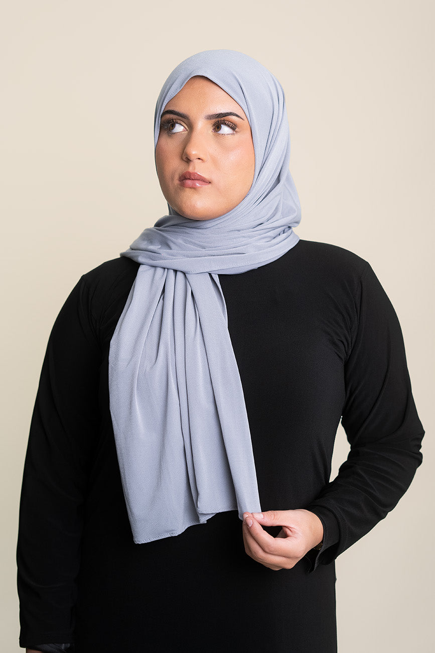 Premium Jersey Hijab in Grau angezogen von Nayaa.de - Modesty and Fashion intersect in perfection.